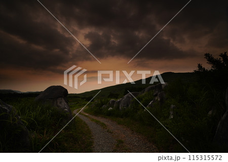 夕焼けに染まる田舎道 115315572