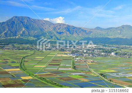 【熊本県】快晴の阿蘇山（中岳　高岳　烏帽子岳　杵島岳） 115316602