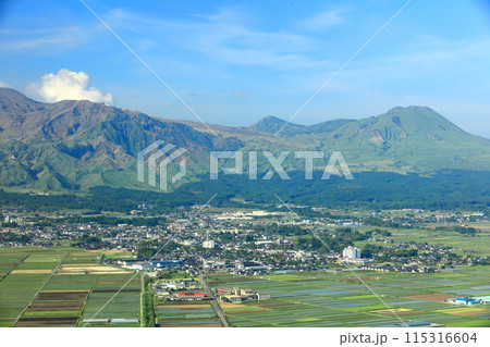 【熊本県】快晴の阿蘇山（中岳　高岳　烏帽子岳　杵島岳） 115316604