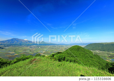 【熊本県】快晴の阿蘇山（中岳　高岳　烏帽子岳　杵島岳） 115316606