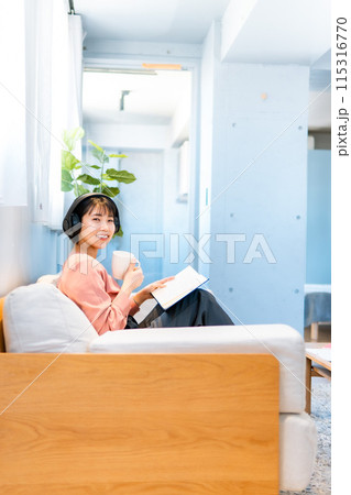 音楽を聴きながら読書をする女性/リスキリング 115316770
