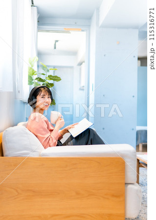 音楽を聴きながら読書をする女性/リスキリング 音楽を聴きながら読書をする女性/リスキリング 115316771