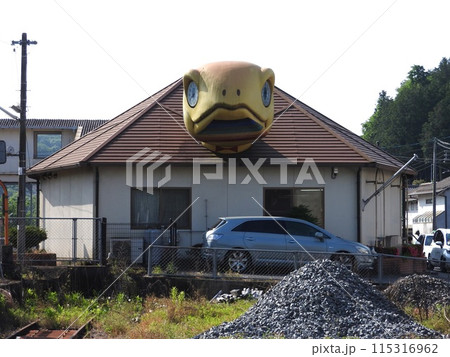岡山県のローカル線 津山線の人気駅「亀甲駅」:正面 岡山県のローカル線 津山線の人気駅「亀甲駅」:正面 115316962
