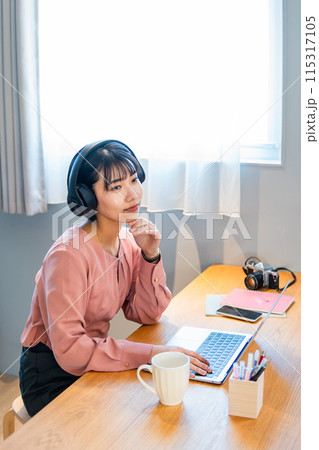 オンライン講座を受ける女性/リスキリング/オンライン会議 115317105