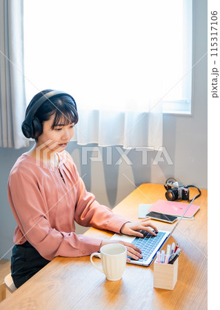 オンライン講座を受ける女性/リスキリング/オンライン会議 115317106