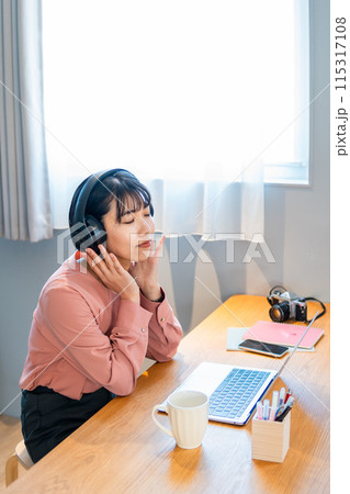 オンライン講座を受ける女性/リスキリング/オンライン会議 オンライン講座を受ける女性/リスキリング/オンライン会議 115317108