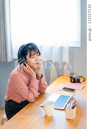 オンライン講座を受ける女性/リスキリング/オンライン会議 オンライン講座を受ける女性/リスキリング/オンライン会議 115317110