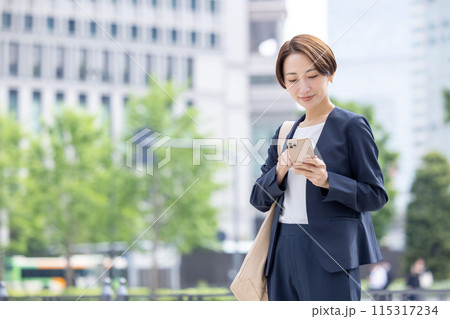 ビジネス スマホを持っている女性のポートレート ビジネス スマホを持っている女性のポートレート 115317234