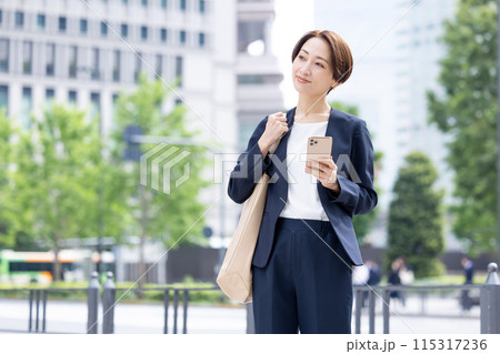 ビジネス スマホを持っている女性のポートレート ビジネス スマホを持っている女性のポートレート 115317236