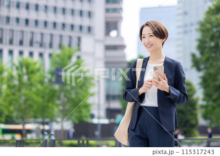 ビジネス　スマホを持っている女性のポートレート 115317243