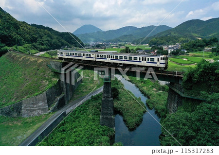 鉄橋を渡る列車 115317283