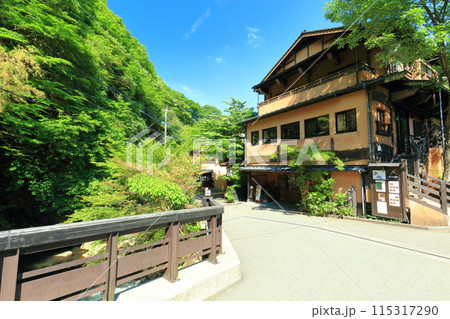 【熊本県】晴天の黒川温泉の丸鈴橋 115317290