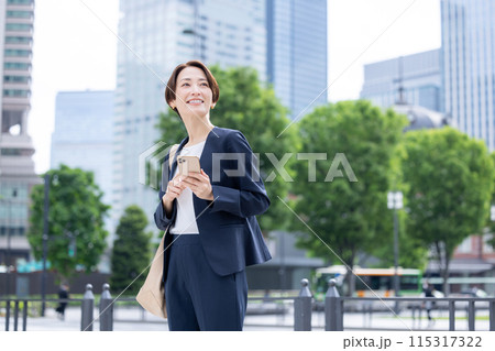 ビジネス スマホを持っている女性のポートレート ビジネス スマホを持っている女性のポートレート 115317322