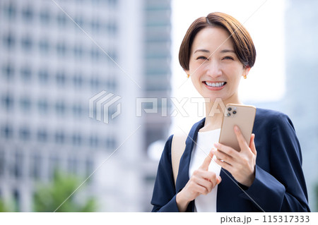 ビジネス　スマホを持っている女性のポートレート 115317333
