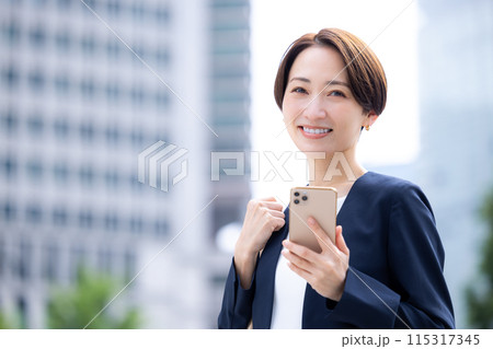 ビジネス　スマホを持っている女性のポートレート 115317345