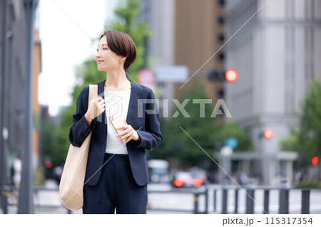 ビジネス　スマホを持っている女性のポートレート 115317354