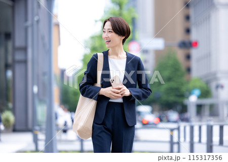 ビジネス スマホを持っている女性のポートレート ビジネス スマホを持っている女性のポートレート 115317356