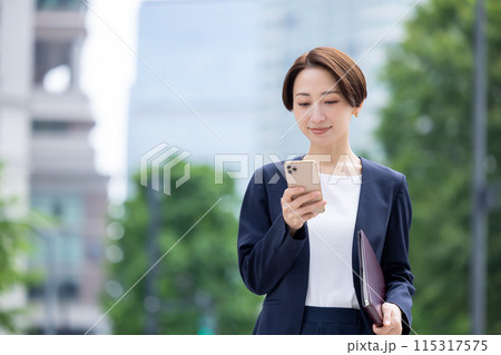 ビジネス　スマホを持っている女性 115317575