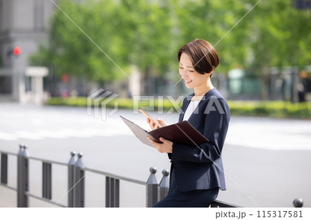 ビジネス スマホを持っている女性 ビジネス スマホを持っている女性 115317581