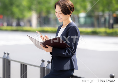 ビジネス　スマホを持っている女性 115317582