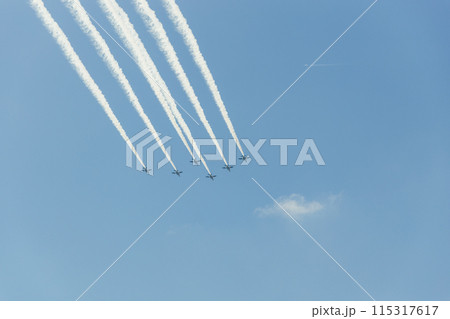 空と飛行機雲 空と飛行機雲 115317617