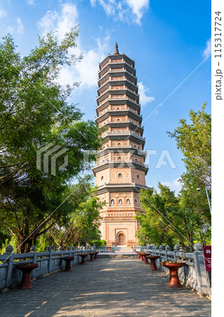 ベトナムハノイ　ニンビンにある東洋一の敷地面積を誇る世界遺産のバイディン寺の仏舎利塔 115317724