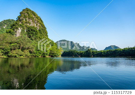 ベトナムハノイ 渓谷の川を手漕ぎのボートで進むニンビンのボートツアー ベトナムハノイ 渓谷の川を手漕ぎのボートで進むニンビンのボートツアー 115317729