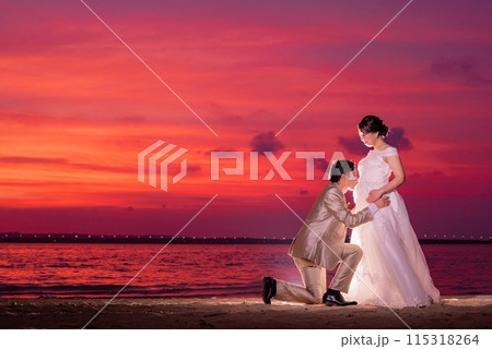 夕日の美しいビーチでのウェディング写真 夕日の美しいビーチでのウェディング写真 115318264