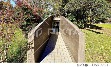 千葉県若葉区の加曽利貝塚公園の貝層断面観覧施設 115318804