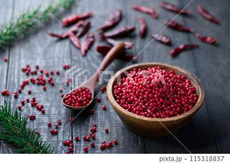 ピンクペッパーと赤唐辛子 ピンクペッパーと赤唐辛子 115318837