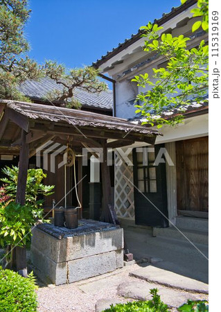 日本家屋の庭にある井戸 115319169