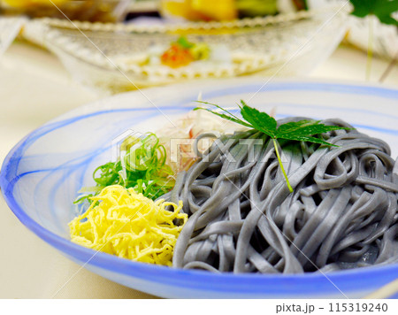 日本料理　ガラスの器に入ったイカ墨そばのクローズアップ 115319240