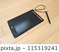 床に置かれたタブレットとタブレット 115319241