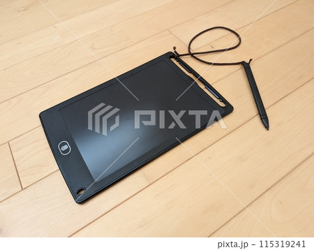 床に置かれたタブレットとタブレット 115319241