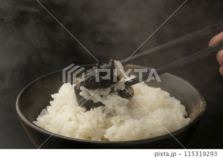 ご飯　箸あげ　海苔の佃煮を乗せたご飯 115319293