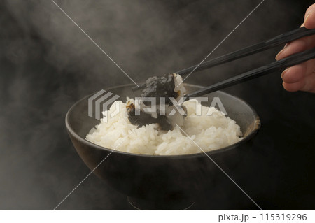 ご飯　箸あげ　海苔の佃煮を乗せたご飯 115319296