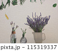 花瓶に生けたラベンダー 115319337