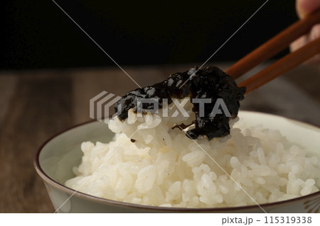 ご飯　箸あげ　海苔の佃煮を乗せたご飯 115319338