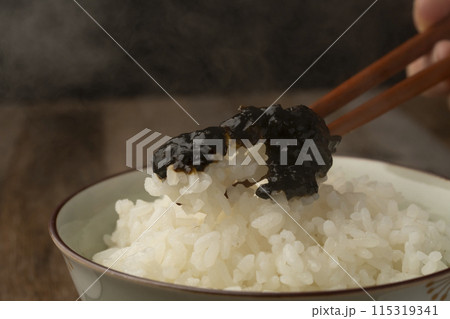 ご飯　箸あげ　海苔の佃煮を乗せたご飯 115319341