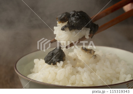 ご飯　箸あげ　海苔の佃煮を乗せたご飯 115319343