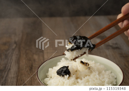 ご飯　箸あげ　海苔の佃煮を乗せたご飯 115319348
