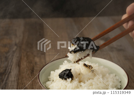 ご飯　箸あげ　海苔の佃煮を乗せたご飯 115319349