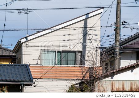 片流れ屋根の二階建て一戸建て住宅 115319458
