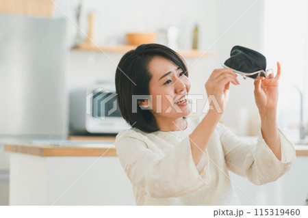 お金を使いすぎて生活費が足りない主婦 お金を使いすぎて生活費が足りない主婦 115319460