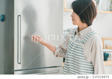 a forty-something woman 115319473