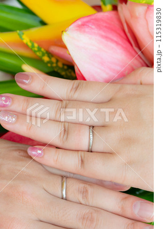 結婚指輪をはめたカップルの手のクローズアップ 結婚指輪をはめたカップルの手のクローズアップ 115319830