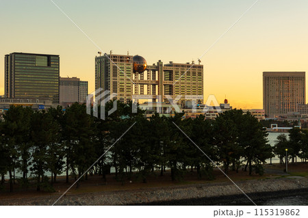 東京都市風景　夕暮れのお台場 115319862