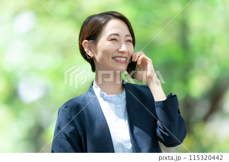 ミドル女性　スマホ　通話 115320442