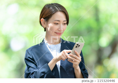 ミドル女性 スマホ 操作 ミドル女性 スマホ 操作 115320446