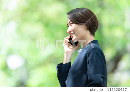 ミドル女性　スマホ　通話 115320457